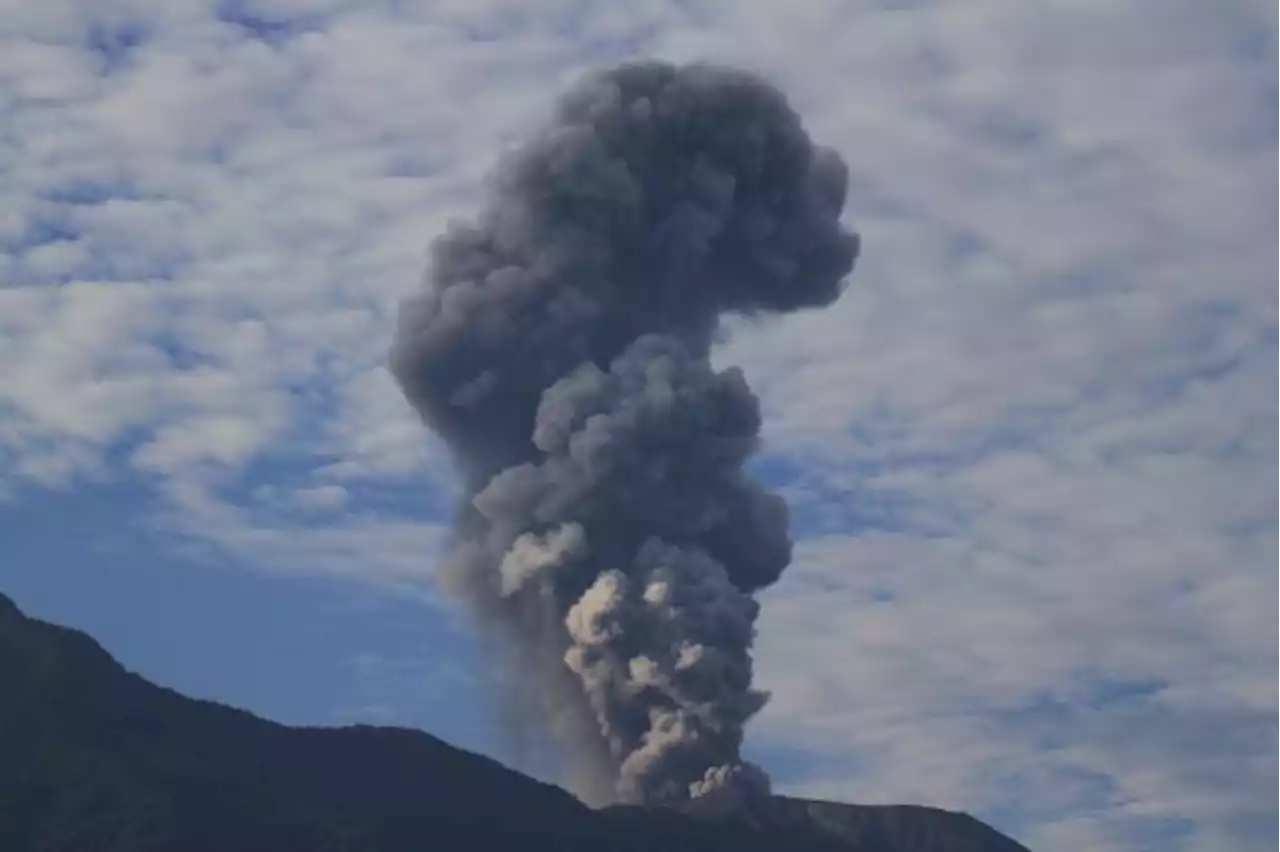 Aktivitas Marapi Terus Meningkat, Lontarkan Batu-batuan