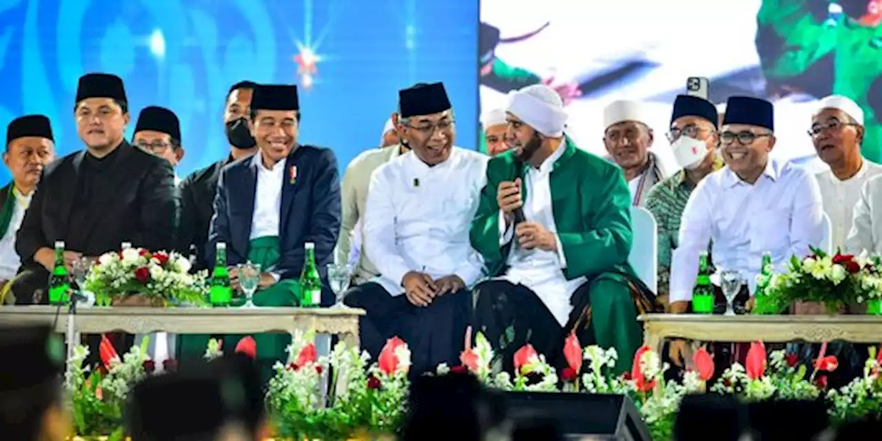 8 Tahun Tidak Jumpa, Jokowi dan Habib Syech Bertemu dalam Festival di Banyuwangi | merdeka.com