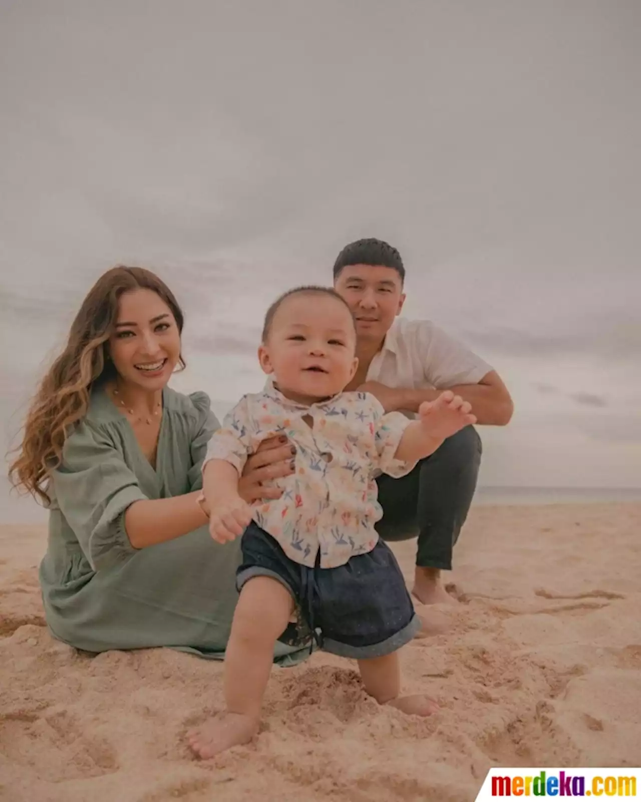 Foto : Potret Lucu Baby Izz Anak Nikita Willy Tersenyum, Netizen 'Copy Paste Bapaknya' | merdeka.com