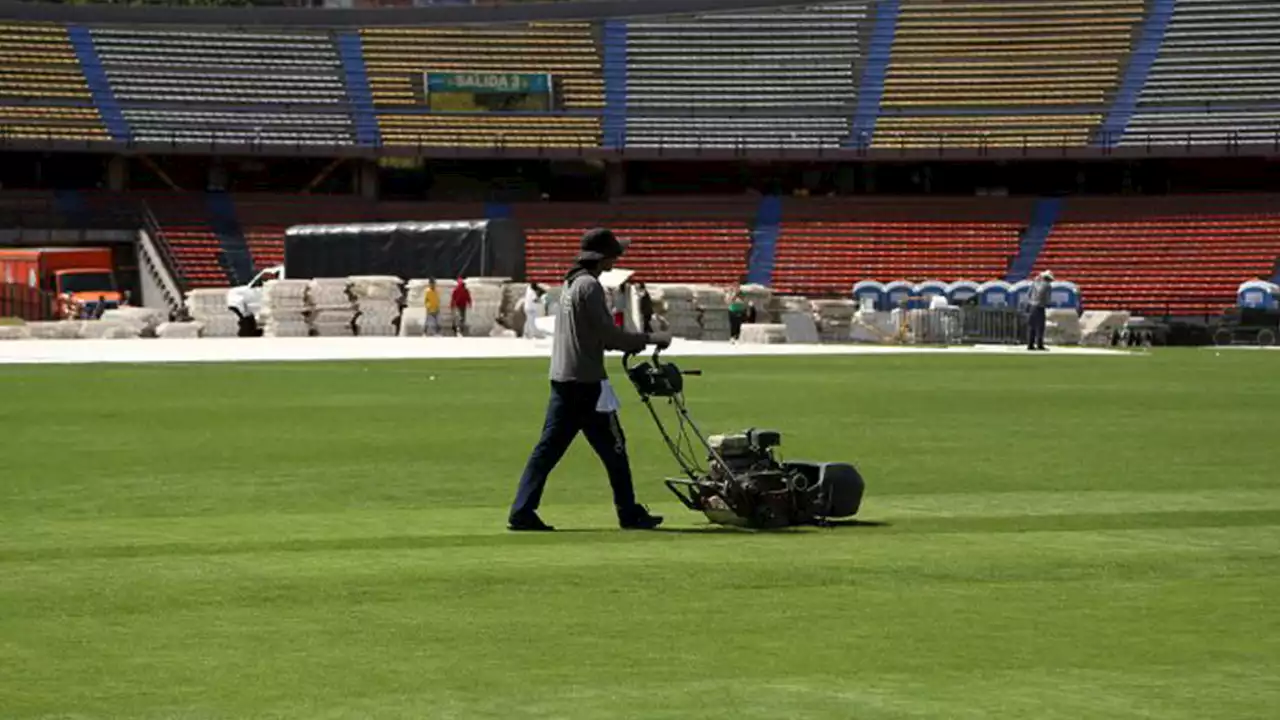 El estadio Atanasio Girardot y su grama reciben cuidados para los eventos deportivos y culturales del 2023