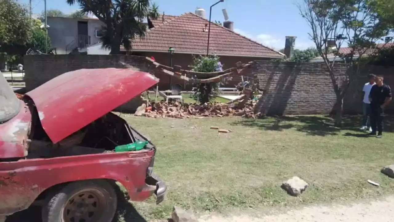 Mar del Plata: joven sin registro, VTV ni seguro embistió una casa con una camioneta