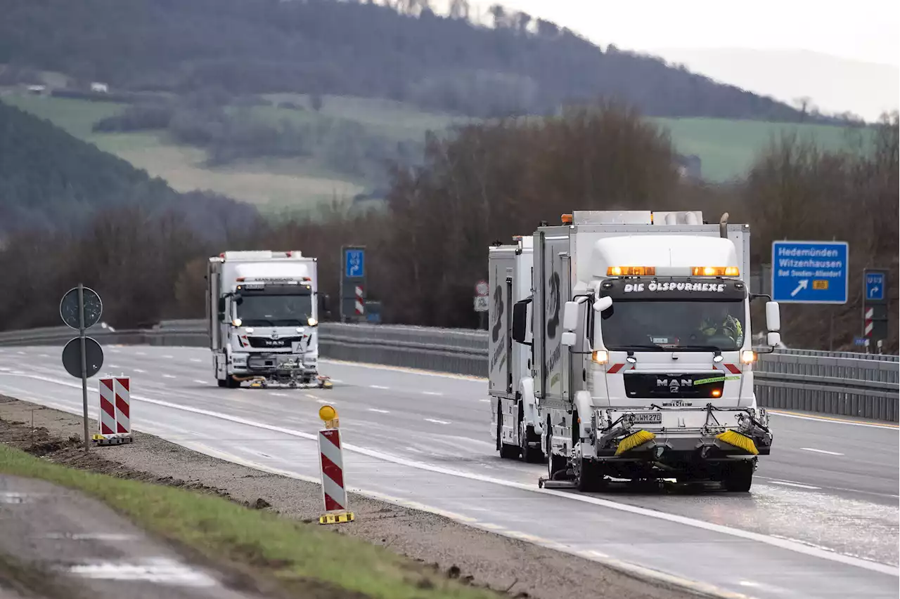 Mega-Sperrung auf der A7: Spiegelglatte Fahrbahn wird nicht sauber