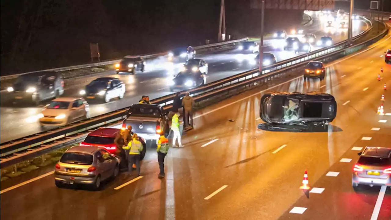 Zes auto's op elkaar geknald op de A1 bij Naarden, verkeer wordt omgeleid