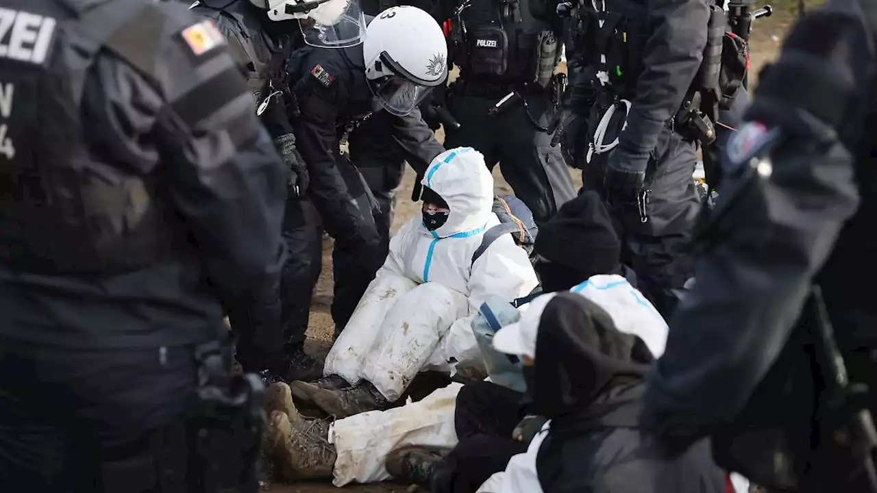 Polizei räumt erste Barrikaden bei Lützerath