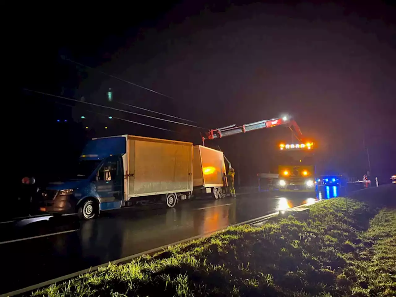 Ins BE: Lieferwagen mit Anhänger auf Bahntrassee geraten