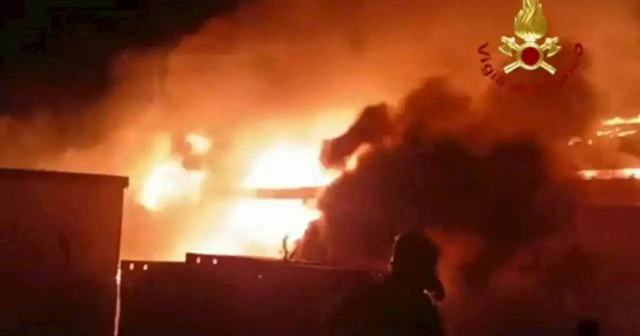 Il muro di fuoco, nel video le fiamme dell'incendio nel caseificio piemontese