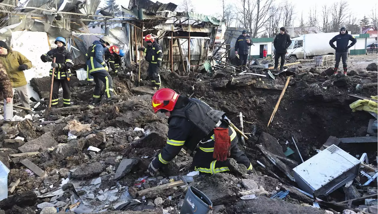 Ucraina - Russia, le news dalla guerra oggi. Tajani: 'Nessuna frenata sulla consegna dello scudo anti-aereo a Kiev'. Zelensky: 'A Soledar strade coperte di corpi, non c'è più vita'