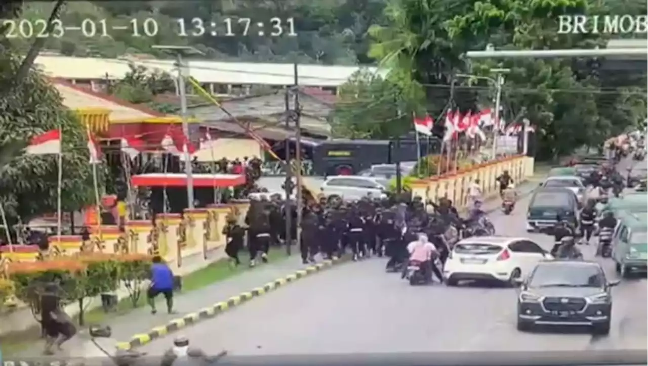 Massa Lukas Enembe Serang Mako Brimob, Polisi Berhasil Pukul Mundur