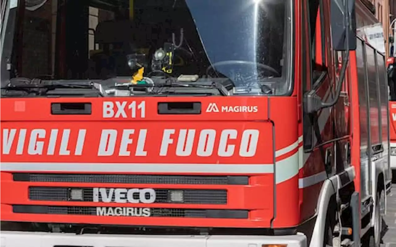 Incendio a Lissone, alta colonna di fumo visibile in Brianza