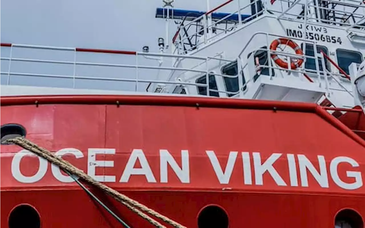 Ocean Viking diretta al porto di Ancona con mare in tempesta