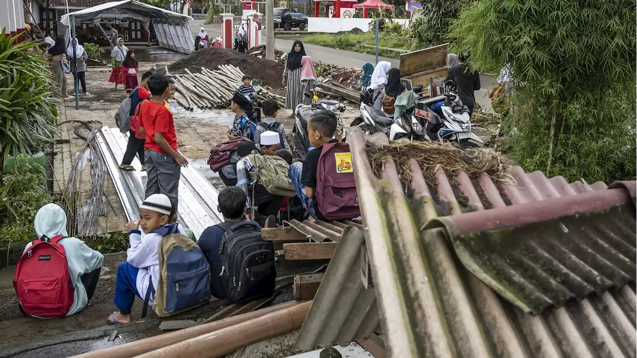 Behörden melden mehrere Nachbeben: Schweres Erdbeben der Stärke der 7,6 vor der Küste Indonesiens