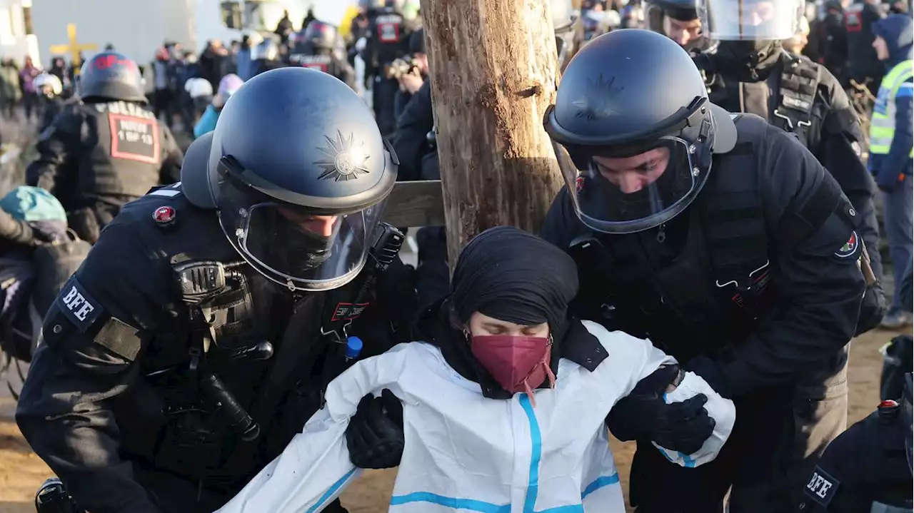 Besetztes Dorf Lützerath: Polizei entfernt erste Barrikaden in aufgeheizter Atmosphäre