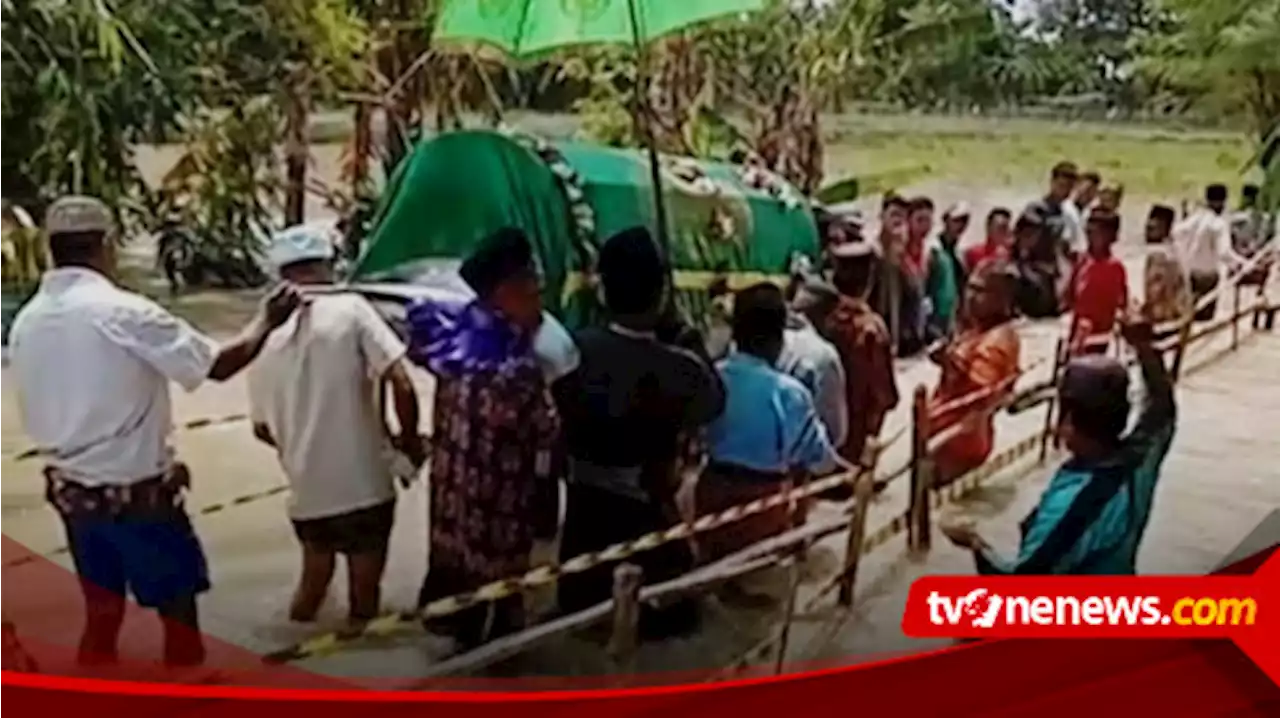 Viral Iring-iringan Pengantar Jenazah di Grobogan Menerjang Banjir