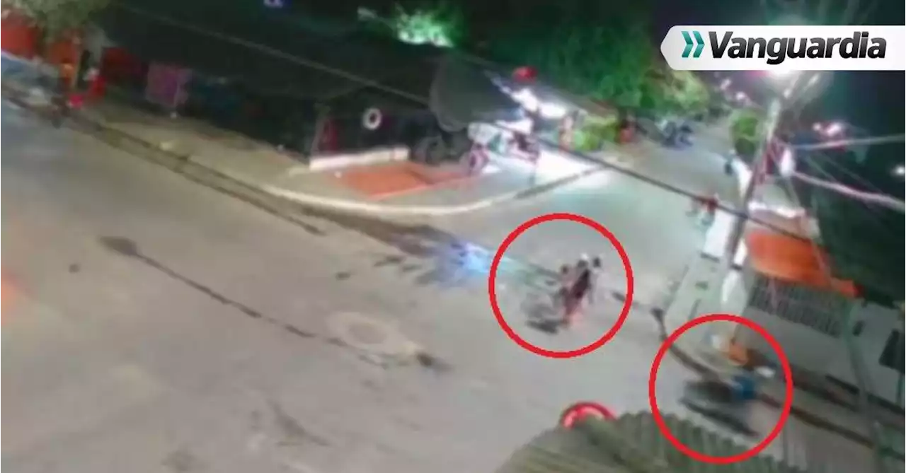 Video: Sicarios asesinaron a un hombre que caminaba con su familia en Sabana de Torres