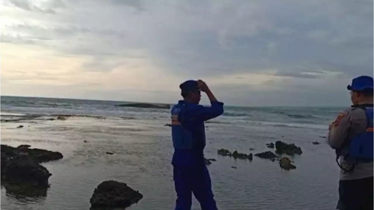 Kapal 'Hantu' Terdampar di Pantai Garut Selatan, Warga Dilarang Mendekat