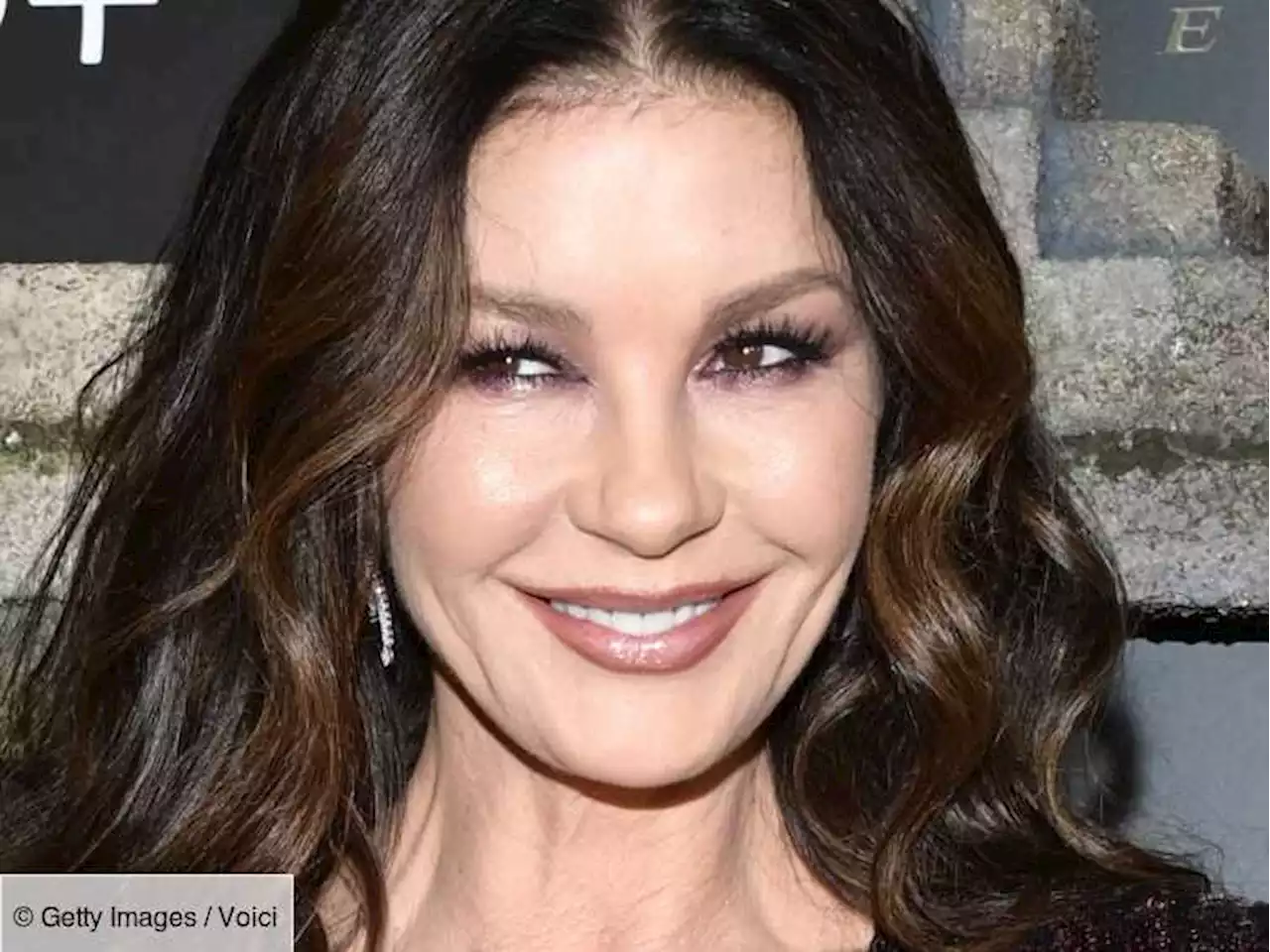 Catherine Zeta-Jones : à 53 ans, en combinaison en dentelle, la star de la série Mercredi enflamme la toile - Voici