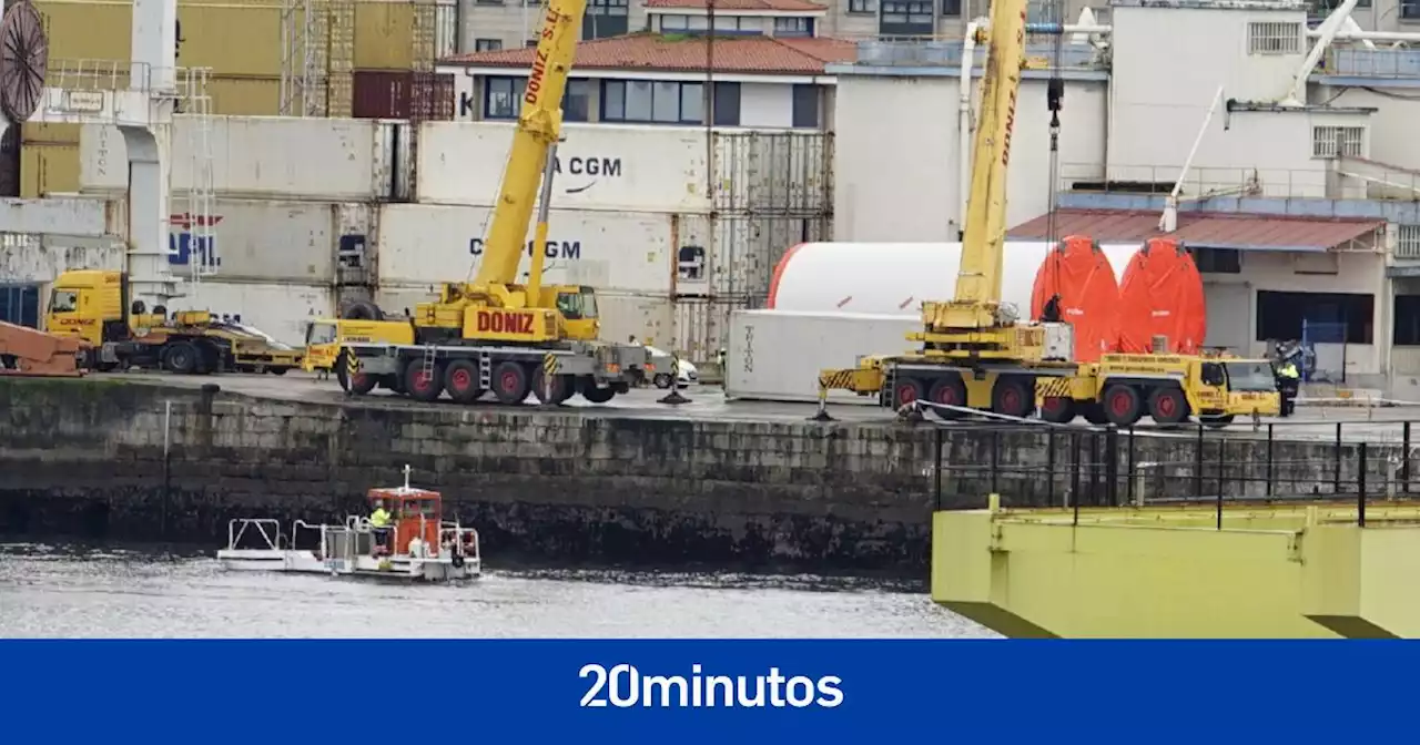 Muere un camionero al caer al mar con el camión en el puerto de Vigo