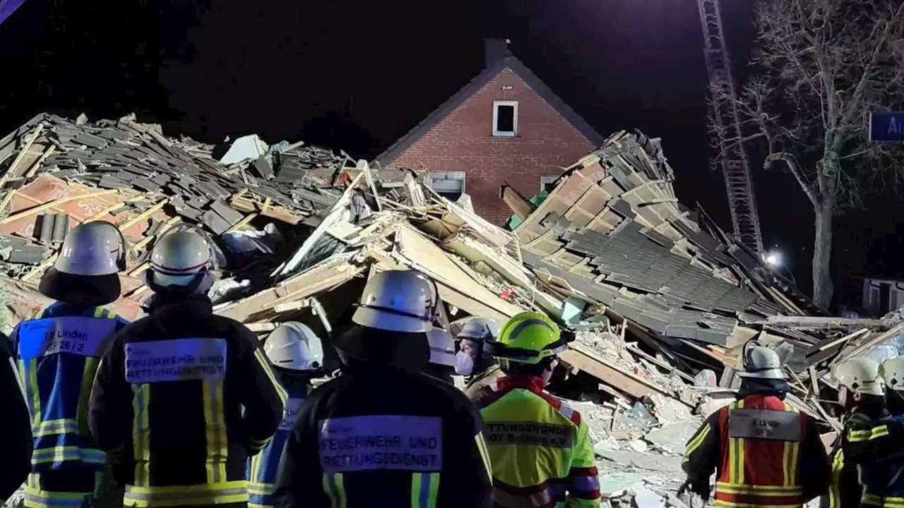 Mehrfamilienhaus in Bochum stürzt nach Explosion ein – eine Tote