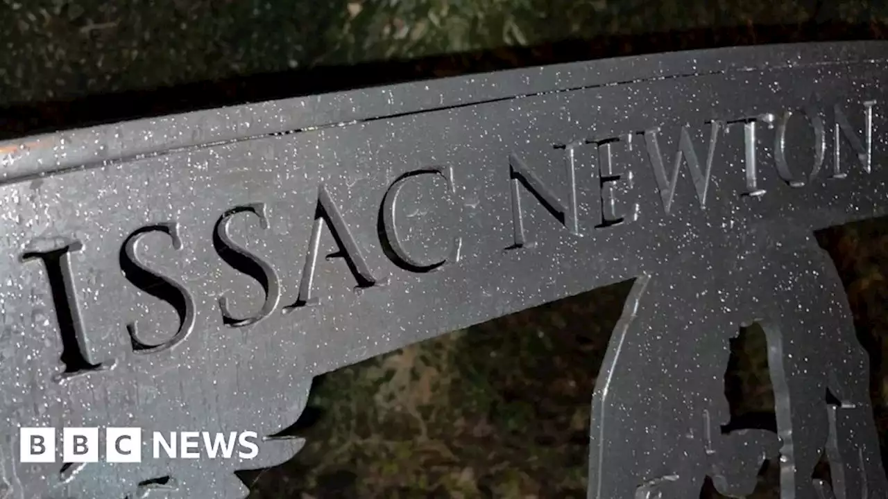 Spelling blunder spotted on Isaac Newton memorial bench