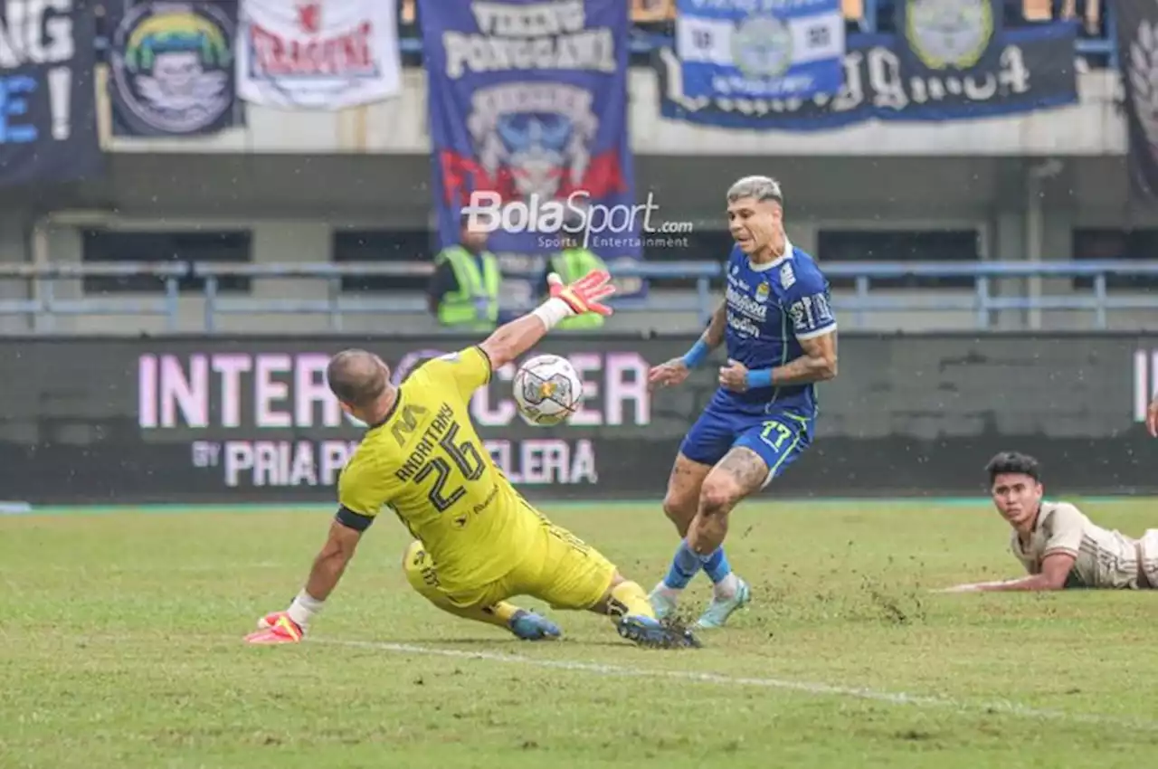 Hasil Liga 1 - Muhammad Ferarri Terpeleset, Gol Tunggal Ciro Alves Bawa Persib Taklukkan Persija - Bolasport.com