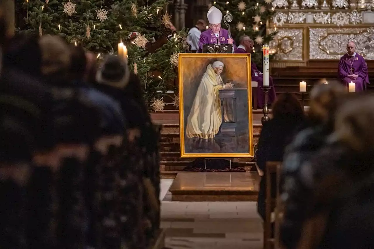 Regensburger feiern Gedenkgottesdienst für Benedikt