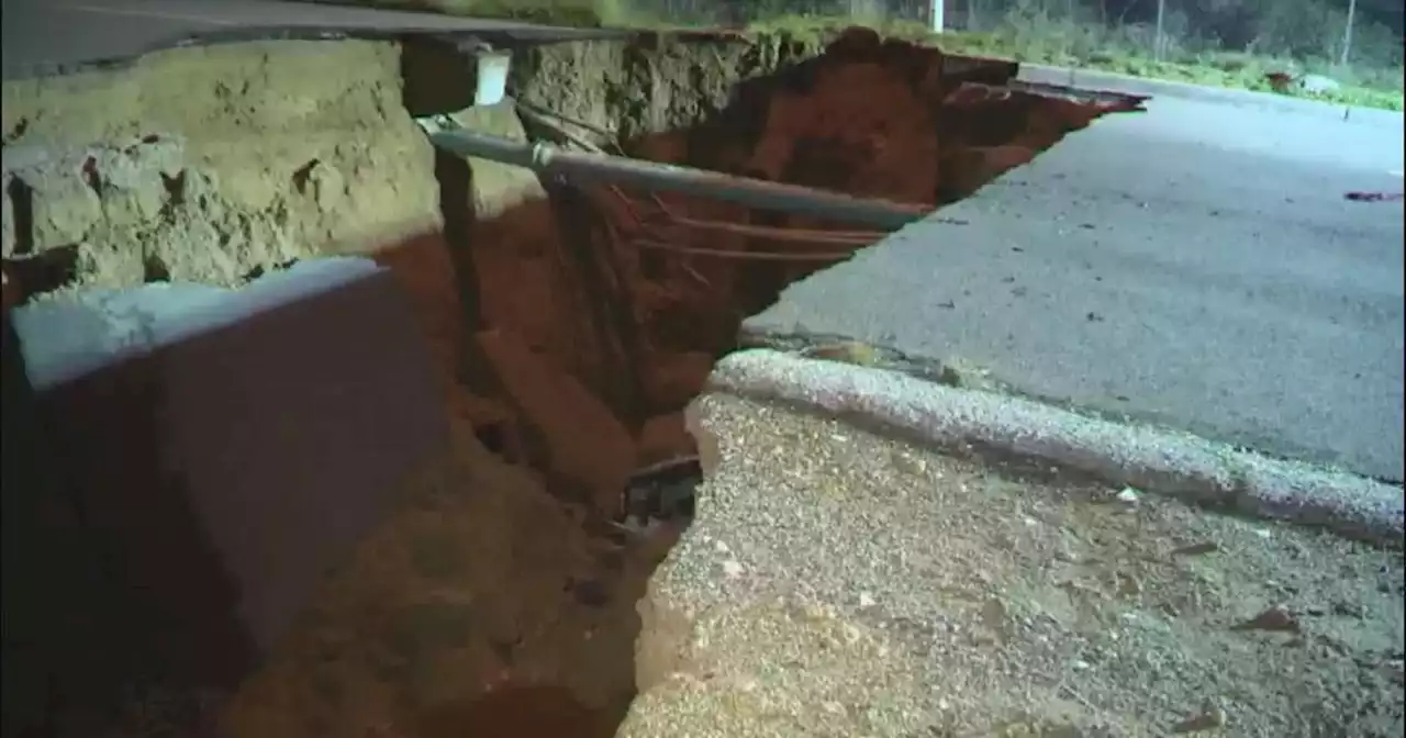 Chatsworth sinkhole swallows 2 vehicles; 4 people escape