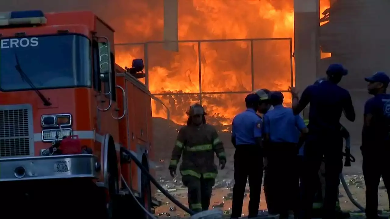 Extraen agua de mar para atender incendio en Zona Libre de Colón, Panamá