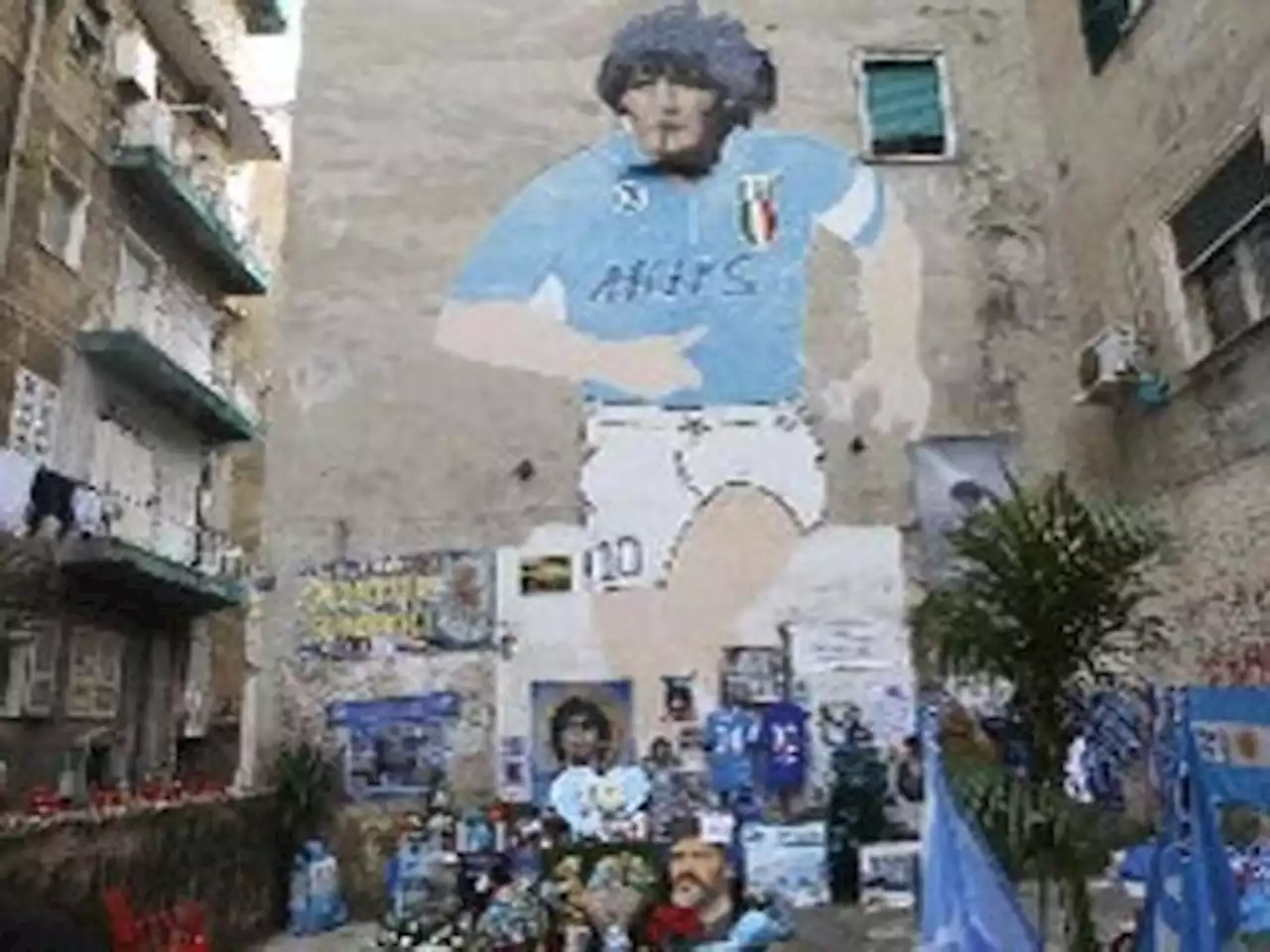 Napoli, sequestrati gadget contraffatti al murale di Maradona: scoppia rivolta ai Quartieri Spagnoli