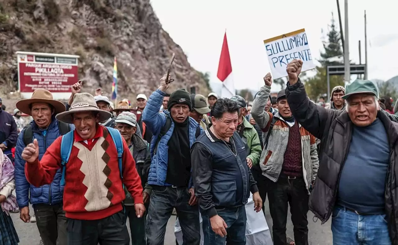 Turba quema vivo a un policía, en medio de las protestas en Perú