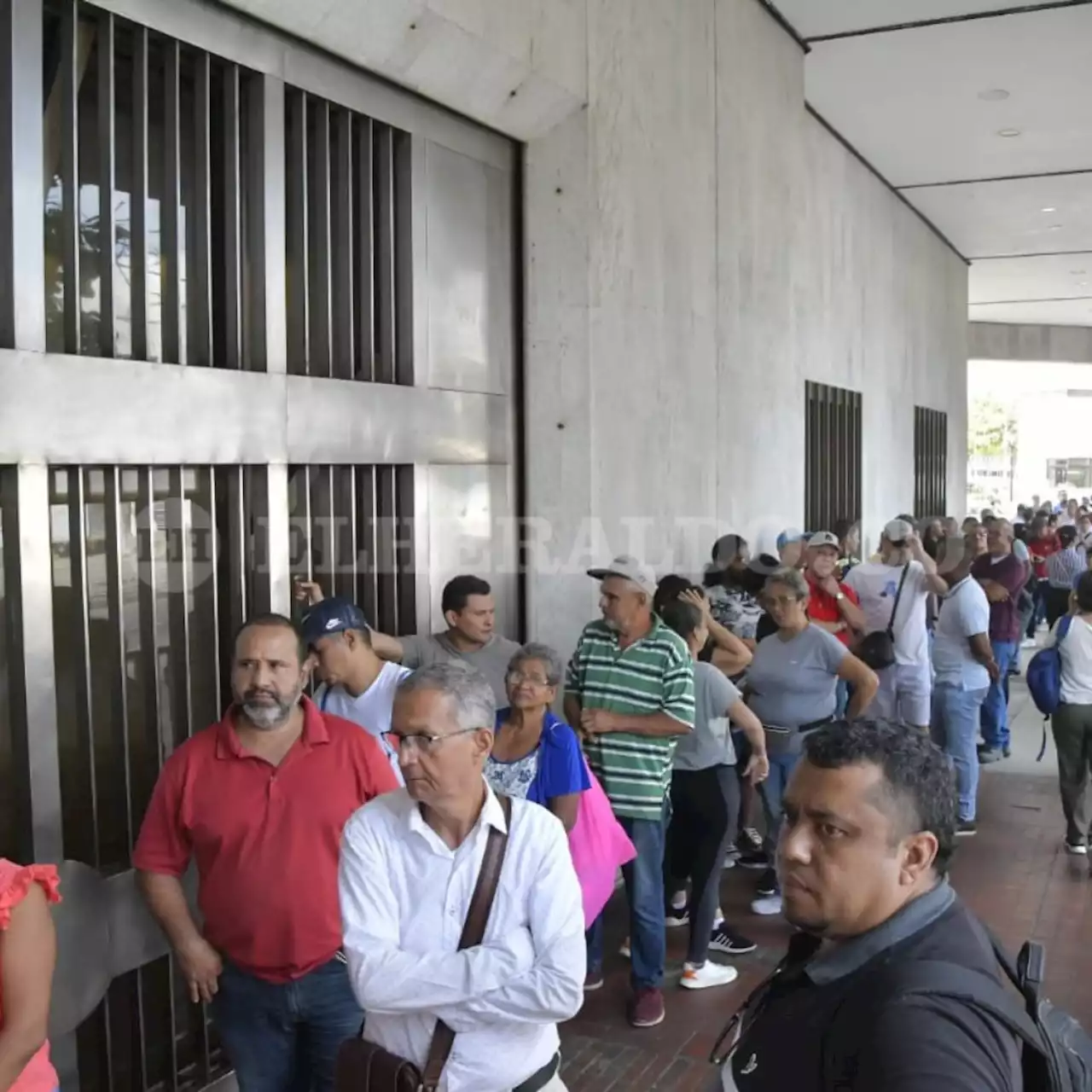 Largas filas en Barranquilla para comprar moneda conmemorativa de $10 mil