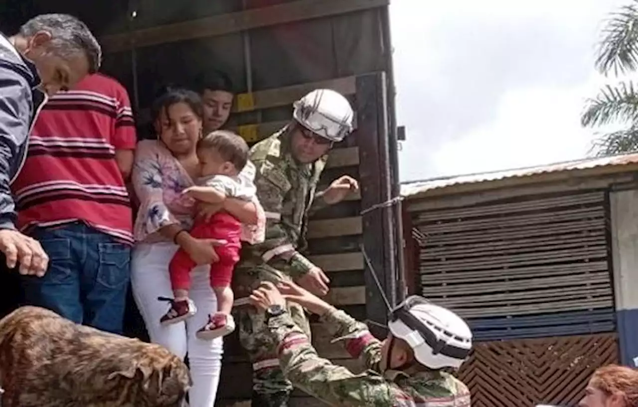 88 personas evacuadas por Fuerza Aérea tras derrumbe en Cauca