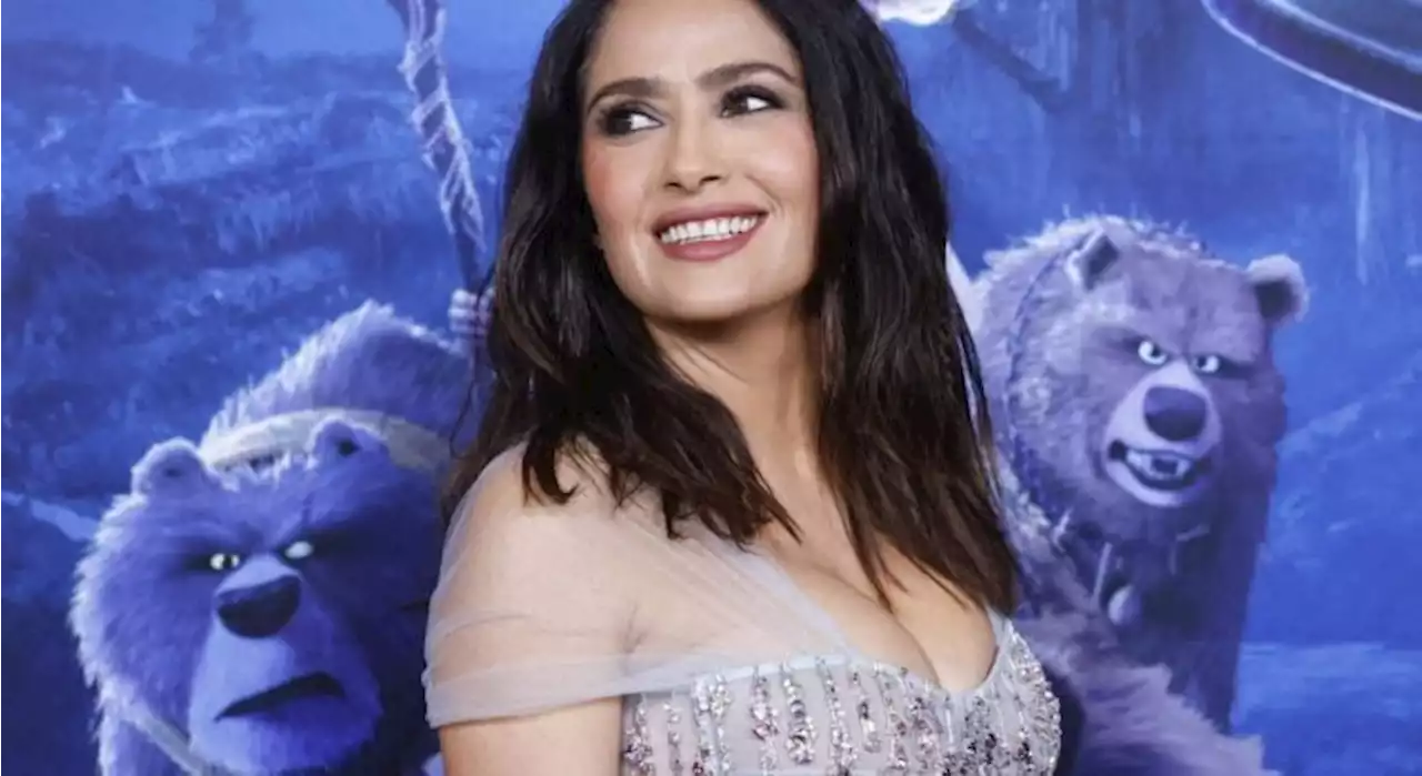 Salma Hayek éblouissante dans une robe qui dévoile sa poitrine