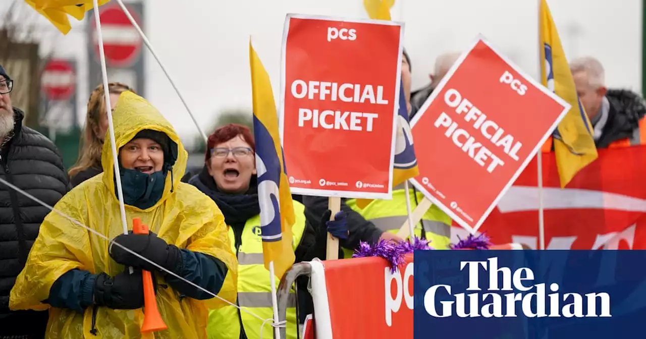 100,000 UK civil servants to strike on 1 February