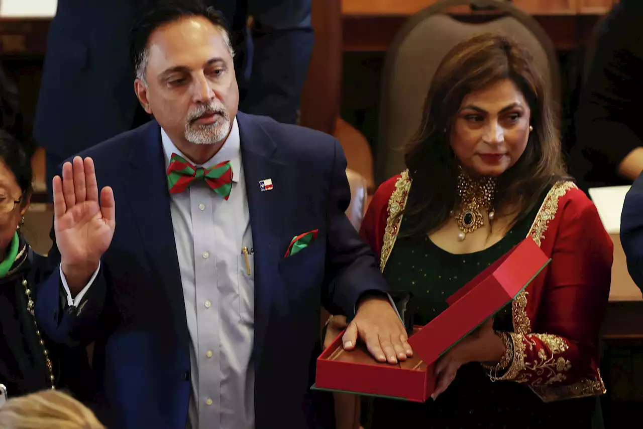 With centuries-old Qurans, first Muslim Texas lawmakers are sworn in