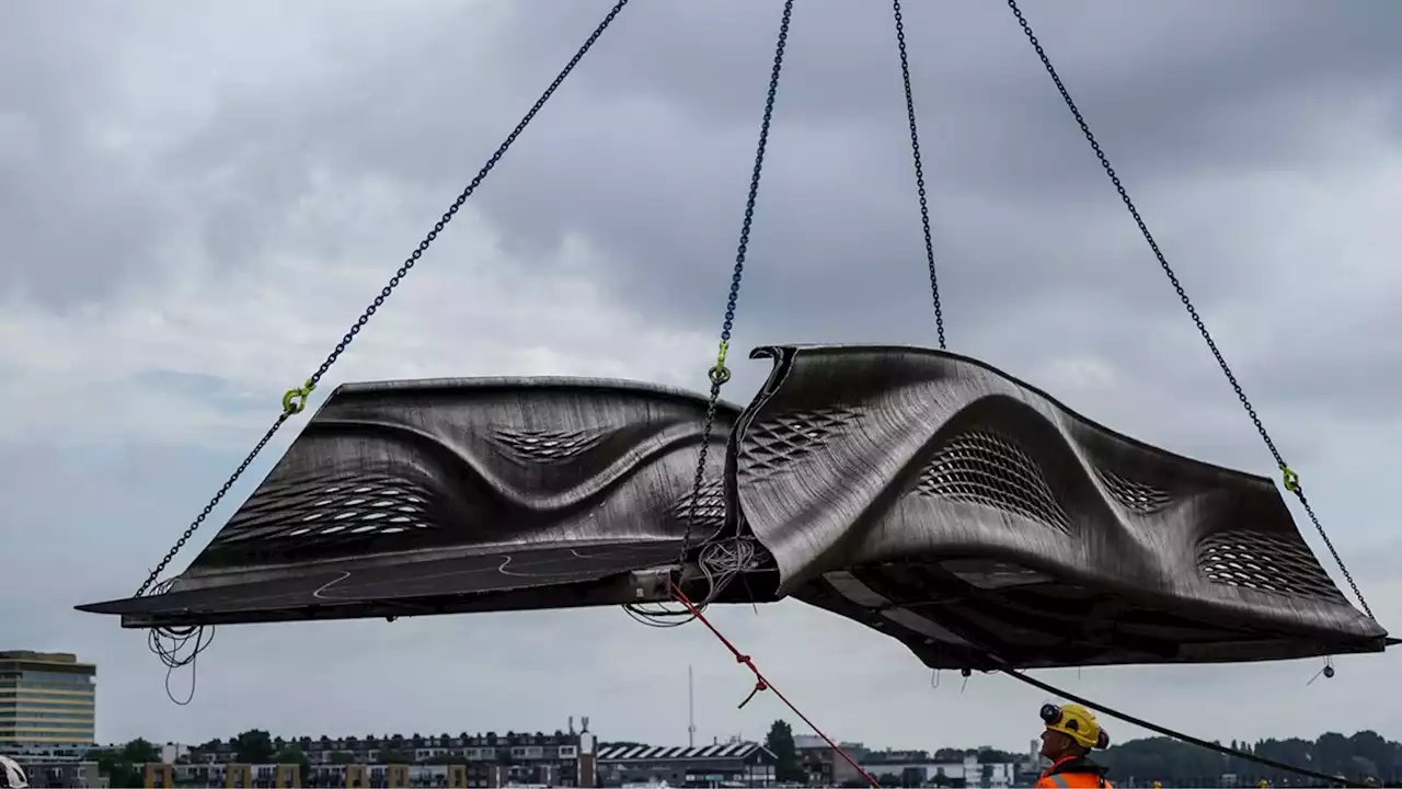 Dutch Startup 3D Prints Bridge With 10,000 Pounds of Stainless Steel