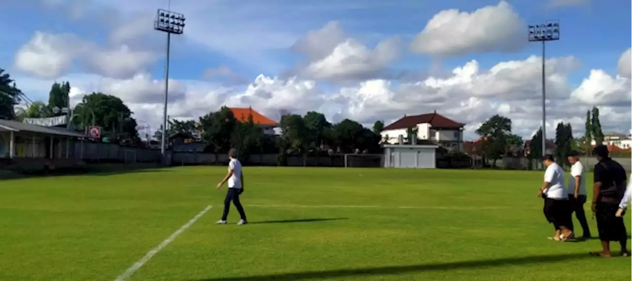 Cek Langsung Lapangan Trisakti, FIFA Kritik Trotoar dan Ruwetnya Kabel