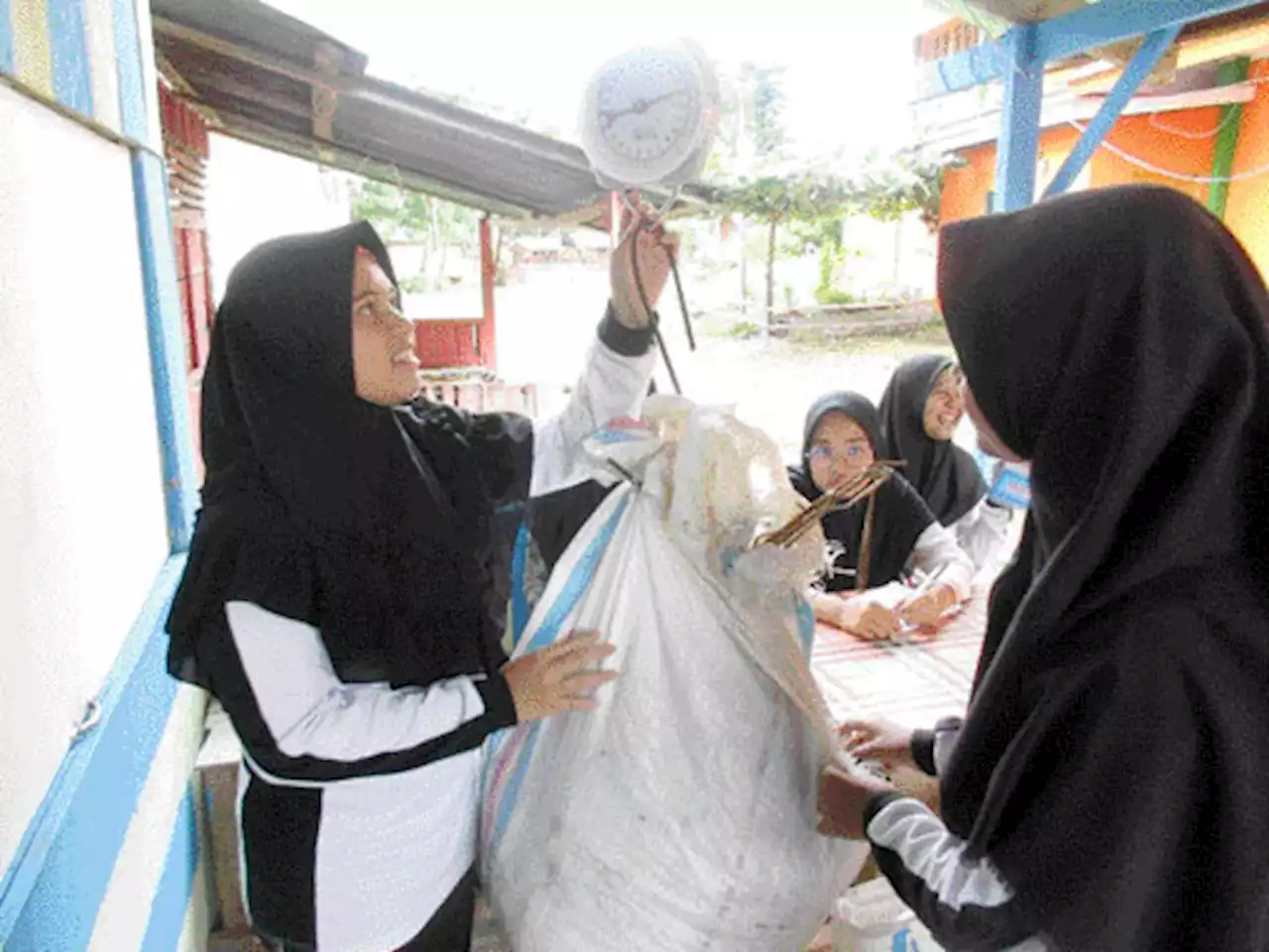 Mengunjungi Bank Sampah SMAN 2 Lintaubuo, Butuh Mesin Pencacah Sampah