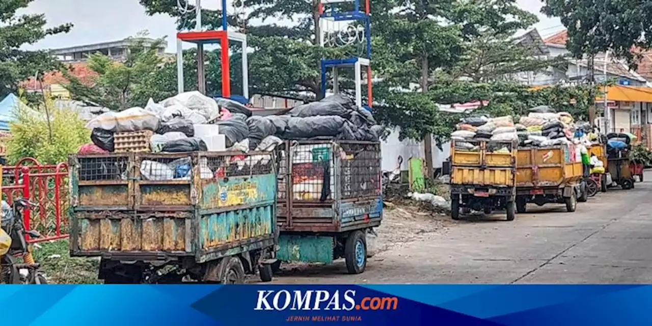 Emak-emak Protes Sampah Dibiarkan Menumpuk di Kota Cimahi