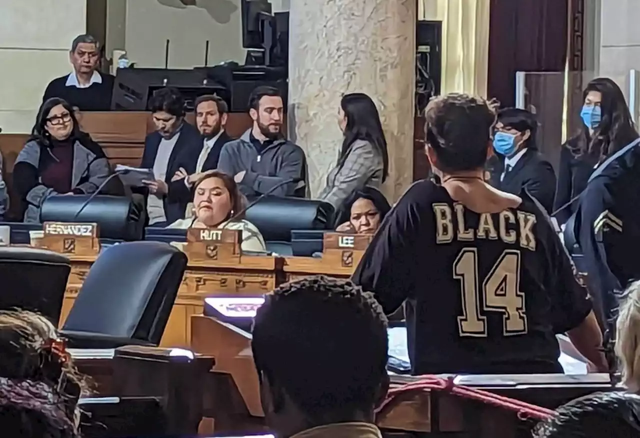 LA City Council sees quieter protests against Kevin de León