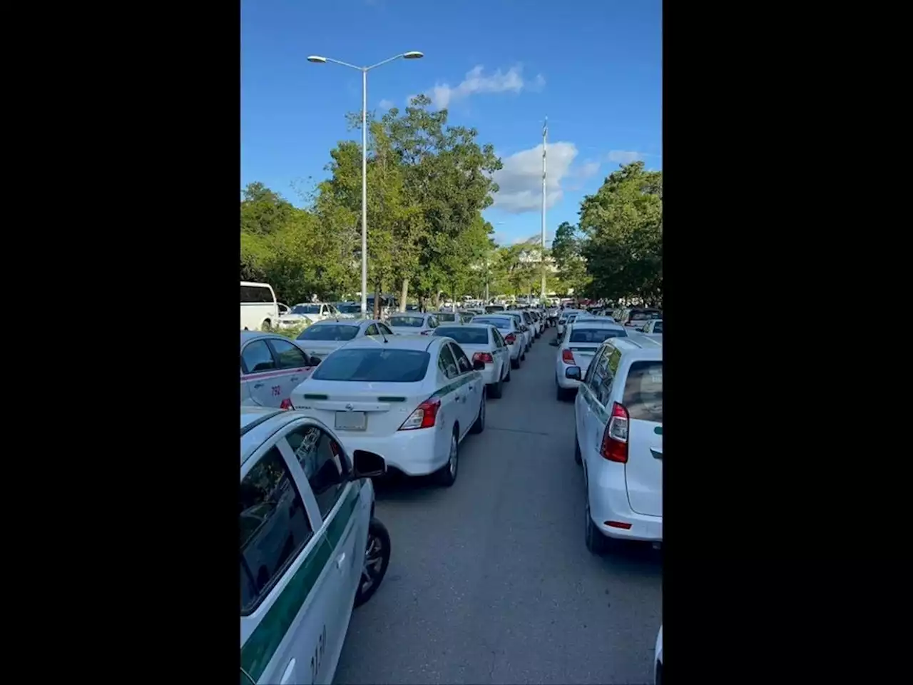 Taxistas de Quintana Roo mantienen protesta contra Uber