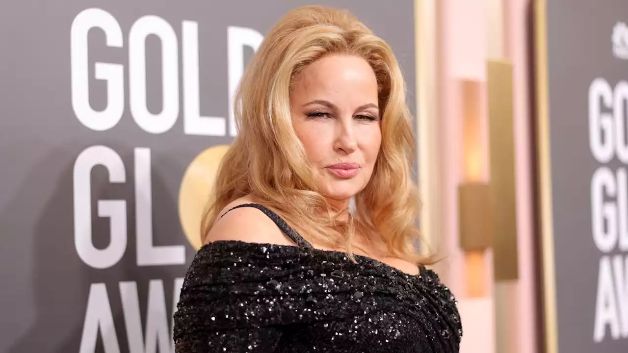 Jennifer Coolidge Wins the Golden Globes (and a Golden Globe)