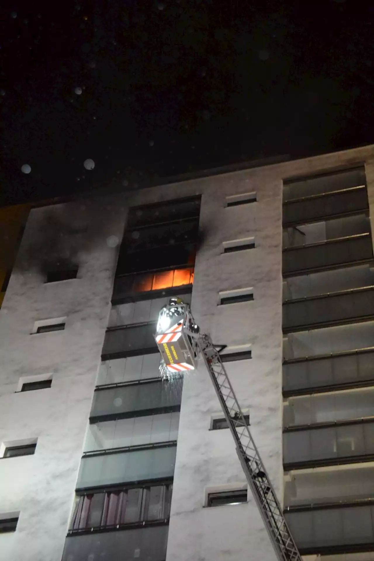 Feuer in Hochhaus – ein Mann verletzt