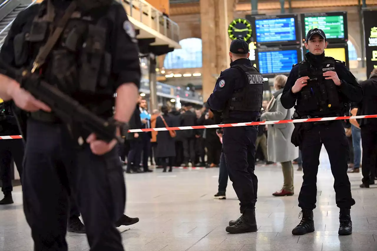 Man with knife wounds six people at Paris train station