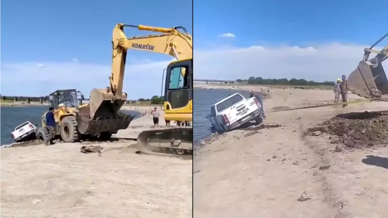 Móvil policial fue rescatado por una excavadora