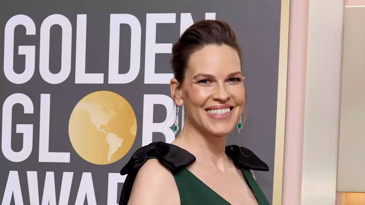 Süß! Hilary Swank präsentiert ihren Babybauch auf Red Carpet