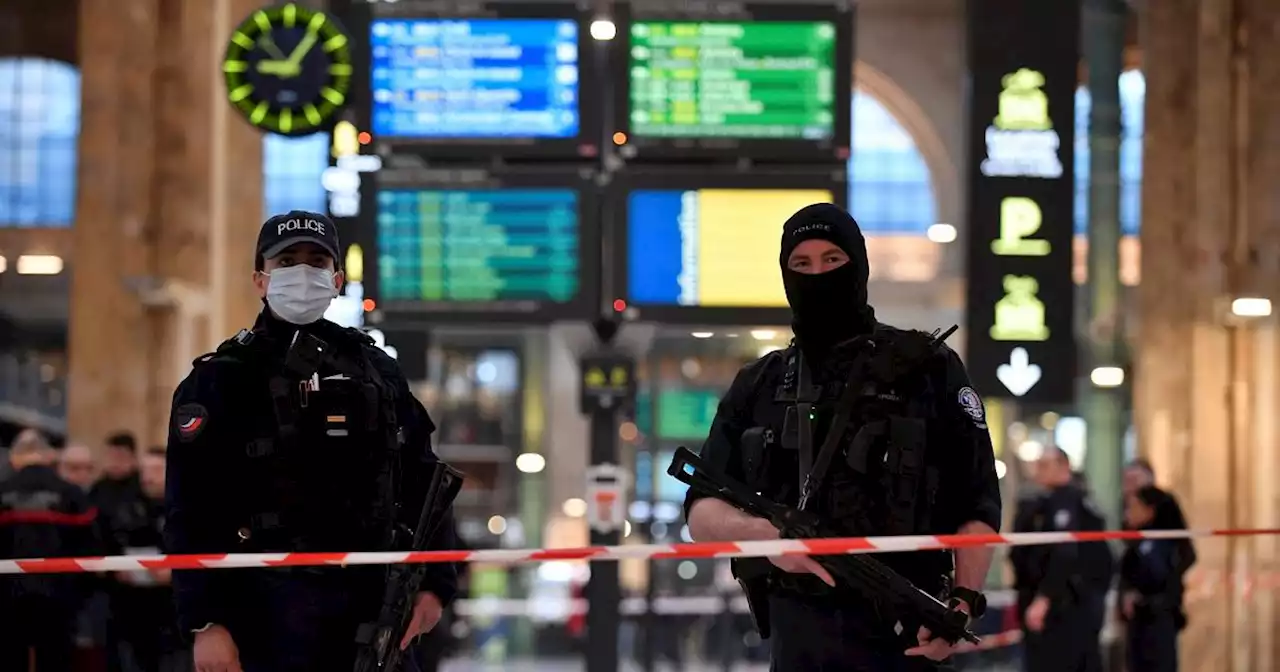 Parigi, attacco alla Gare du Nord: diverse persone ferite con un punteruolo