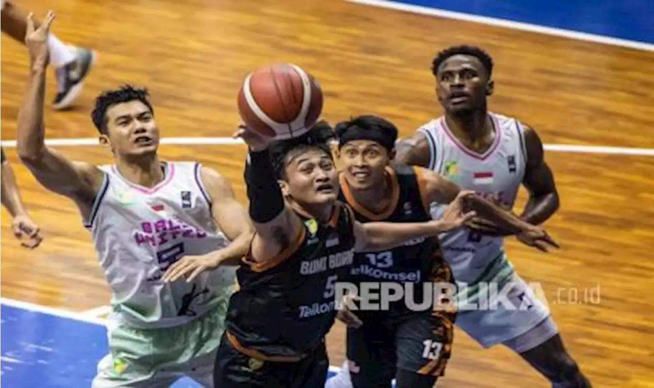 Pemain Bali United Basketball Gelar Tradisi Melukat Jelang IBL 2023 |Republika Online