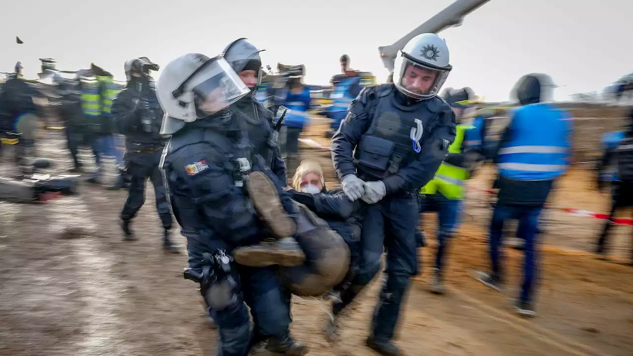 German riot police start removing Luetzerath village activists blocking coal mine expansion