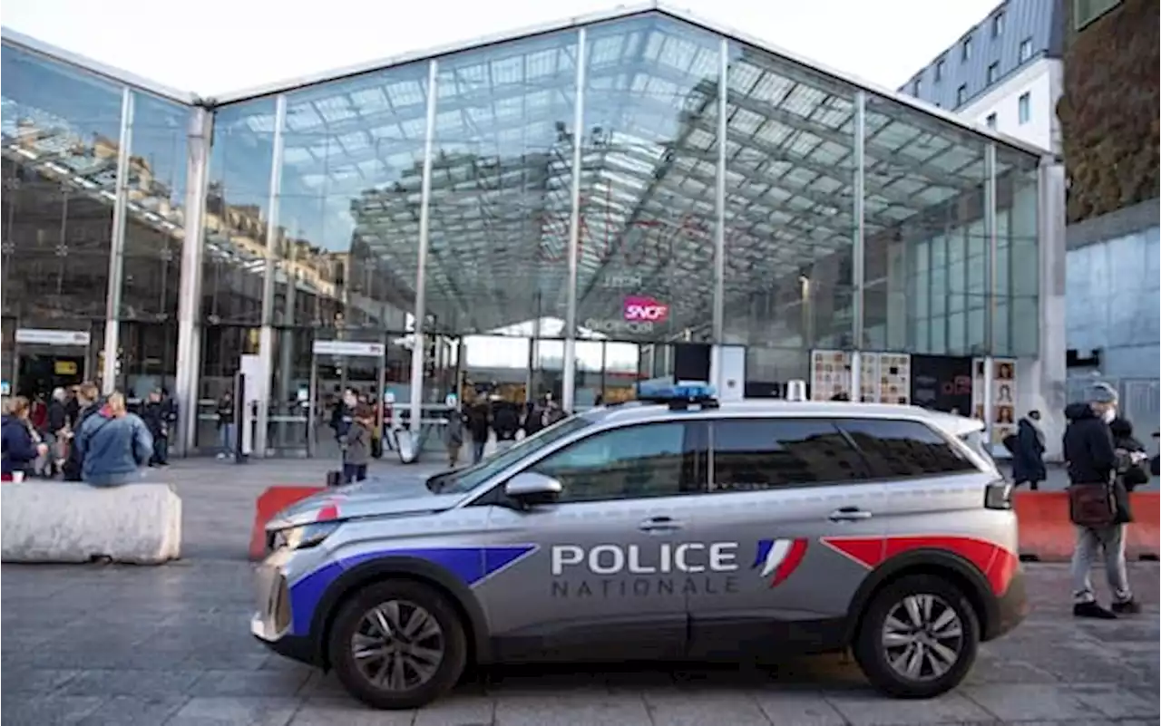 Parigi, uomo accoltella diverse persone alla Gare du Nord. Arrestato