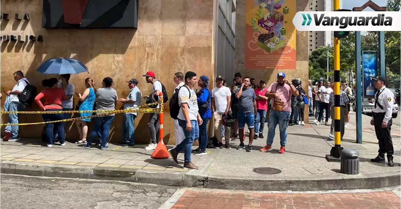 Video: &#039;Fiebre&#039; en Bucaramanga por adquirir la moneda conmemorativa de $10.000